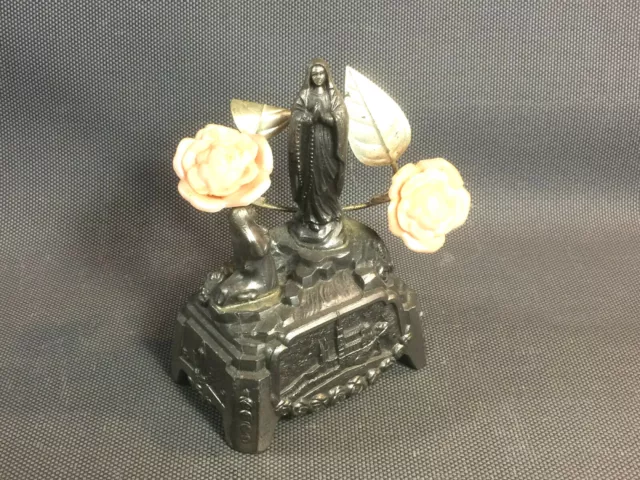 Ancienne statuette en régule boite à musique souvenir de Lourdes religieux