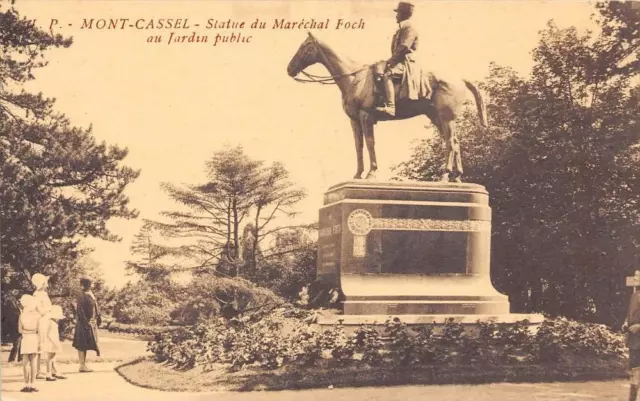 Cpa 59 Mont Cassel Statue Marechal Foch Au Jardin Public
