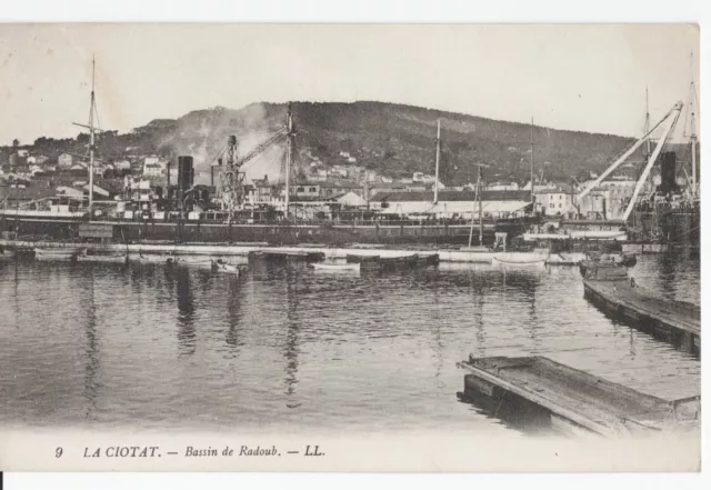 CPA 13 Env. Cassis Marine LA CIOTAT Bateau dans le Bassin du Radoub. Années 1900