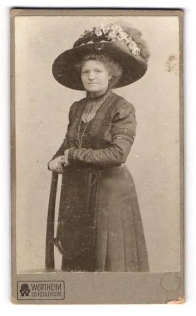 Fotografie Atelier Wertheim, Berlin, Leipzigerstrasse, Bürgerliche Dame im Klei