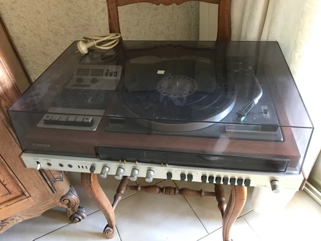 Ancienne platine cassette 1980s avec radio (FM et AM) et deux lecteurs