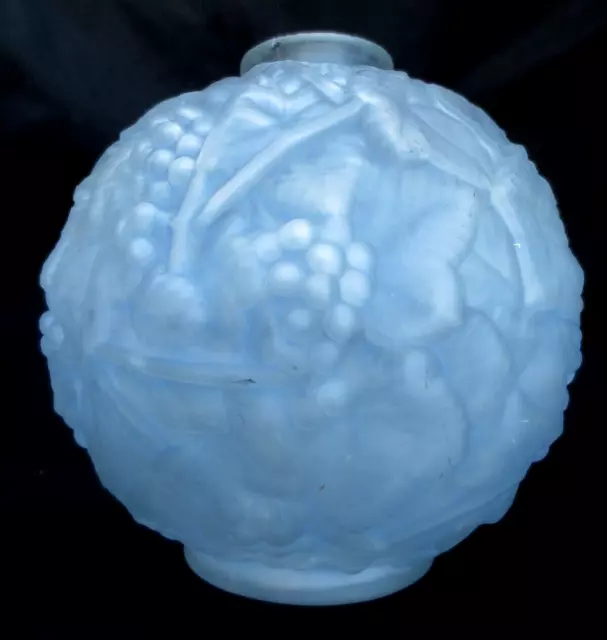 Très beau vase boule en verre pressé " ESPAIVET " décor de vigne et raisin  1925