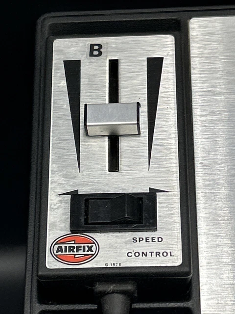 AIRFIX MULTIPLE TRAIN Control System with Two Controllers Working ...
