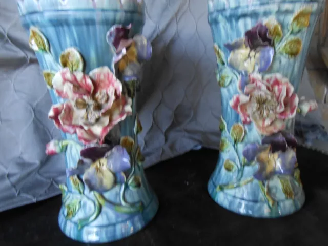 Paire De Vases En Barbotine Bleu Ornes De Fleurs  Marque 98  Sur La Base