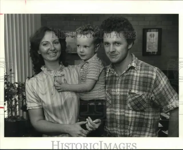 1982 Press Photo Kidnapping Victim Coby Hamilton Reunited with Family