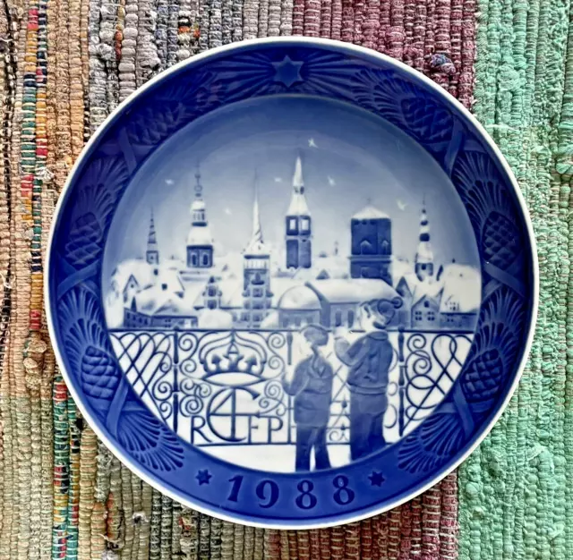 Royal Copenhagen 1988 Christmas plate "Christmas Eve in Copenhagen" - PRISTINE!!