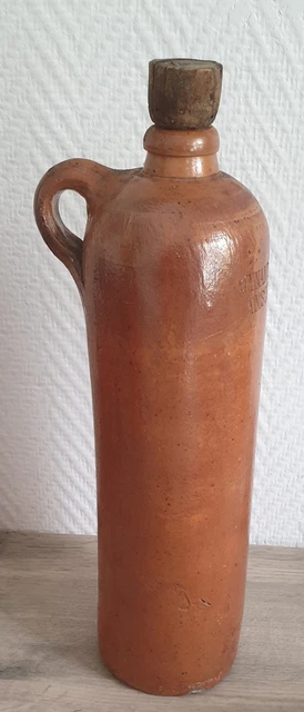KERALUC - Bouteille zoomorphe en grès à motif d'un coq, décor quadrillé