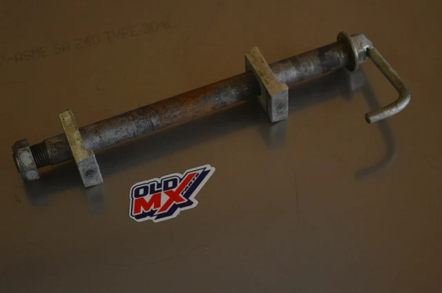 Axe de roue arriere + tendeurs HUSQVARNA 125 WR 2000 à 2006