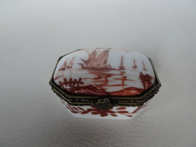 Boîte à Pilules En Porcelaine Vintage Française. Pilulier En Porcelaine.cette Petite Beauté Est Faite Par Limoges