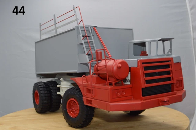 Maquette Monogram 1/16 Peterbilt 350 Conventional - Camion US 2500