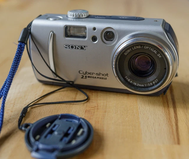 Sony Cyber-Shot DSC-P50 usada con fuente de alimentación