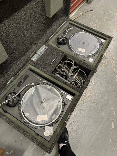 Technics SL-1210MK2 Classic Quartz Direct-Drive Professional DJ Turntable