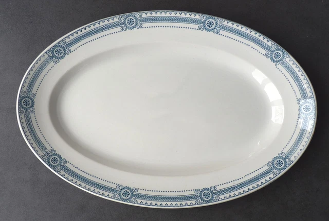 GRAND PLAT OVALE en faïence à bords chantournés Creil Montereau modèle GRAND PLAT OVALE en faïence à bords chantournés Creil Montereau modèle