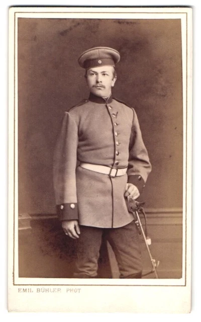 Fotografie Emil Bühler, Mannheim, Ludwigs-Straße 34, Soldat mit Säbel und Porte