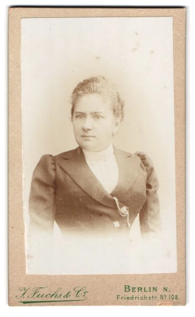Fotografie J. Fuchs & Co., Berlin, Friedrichstraße 108, Portrait Dame im Kleid