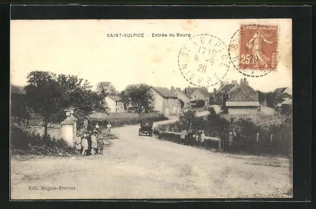 CPA Saint-Sulpice, Entrée du Bourg, vue de la rue avec des passants 1929