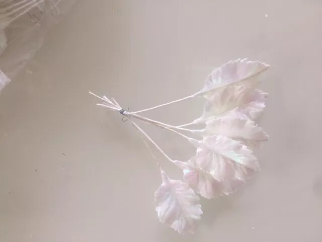 NEU💐3 Bündel je 6 Stiele künstliches Blatt BESCHICHTET WEIß PERLMUTTTextil PICK
