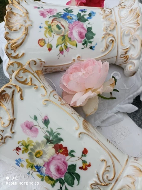 Paire Vases De Mariee En Porcelaine De Paris Impeccables Xix Siecle. Ht : 20.5 