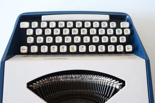 BLUE Remington Sperry Rand Typewriter with original hard case 2