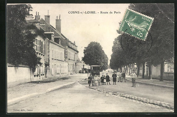CPA Cosne-s /-Loire, Route de Paris, Enfants et Tram