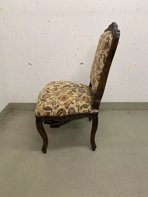 Sehr schoene  alte reparaturbeduerftige alte Stuhl.