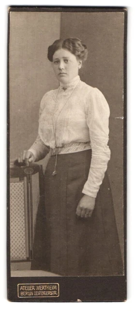 Fotografie Atelier Wertheim, Berlin, Leipzigerstr. Portrait Dame in weißer Blus