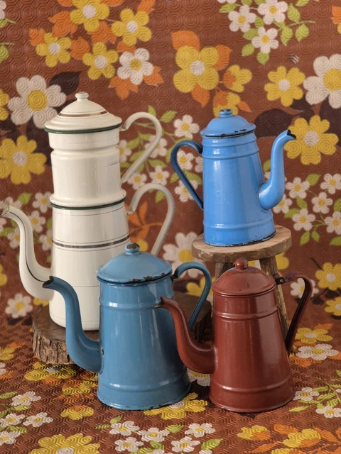 Ancienne cafetière en tôle émaillée blanche et bleue décor Bateaux