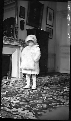 Portrait petite fille intérieur dvt cheminée  - négatif photo ancien circa 1910