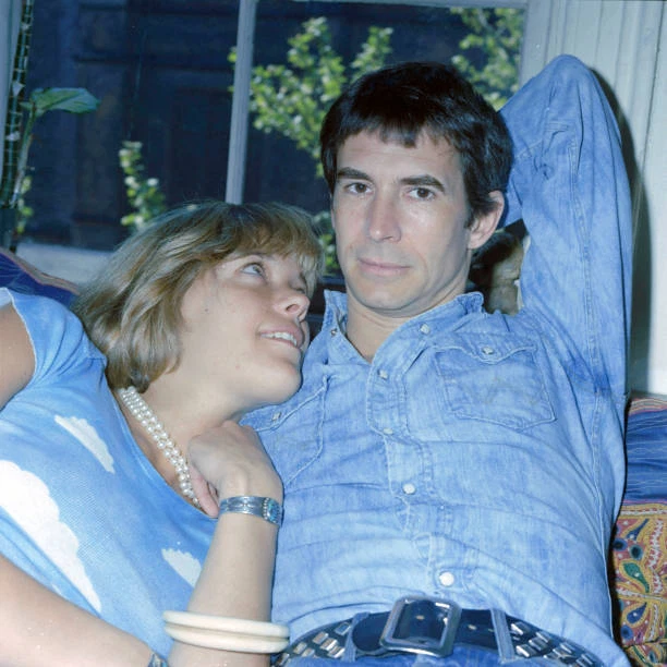 Actor anthony perkins photographer berry berenson pose for port old