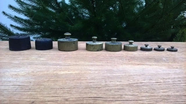 Alte Gewichte aus Messing und Metall