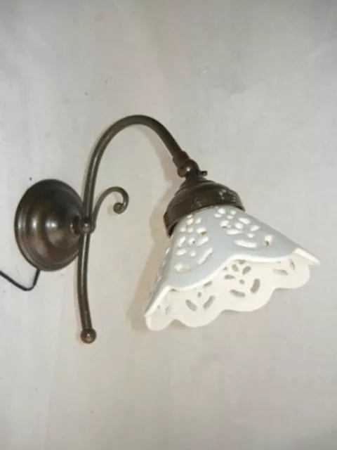 Appliques Lampada da parete in ottone con ceramica traforata bianca