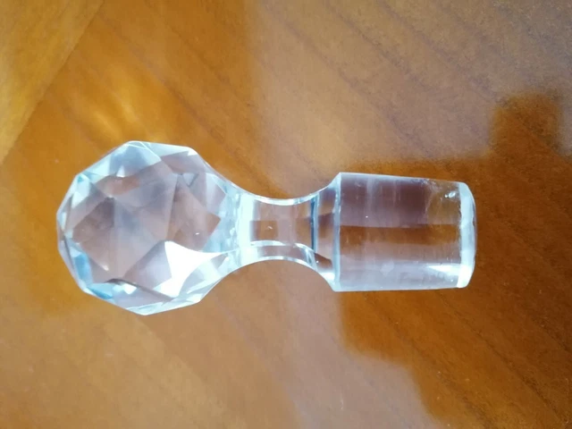 une carafe en verre gravé avec bouchon en très bon état 3