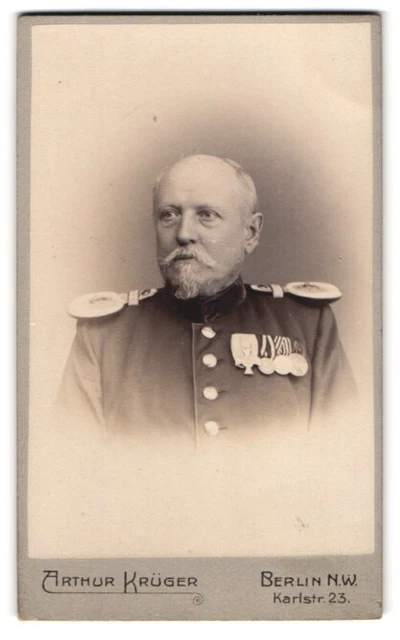 Fotografie Arthur Krüger, Berlin, Karlstr. 23, Portrait Offizier in Uniform mit