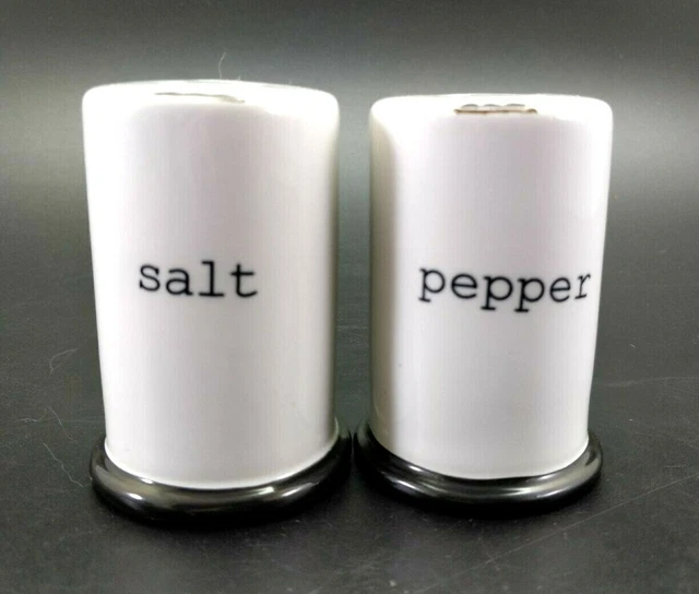 Agitadores de sal y pimienta Tinware con tapones de corcho blanco y negro