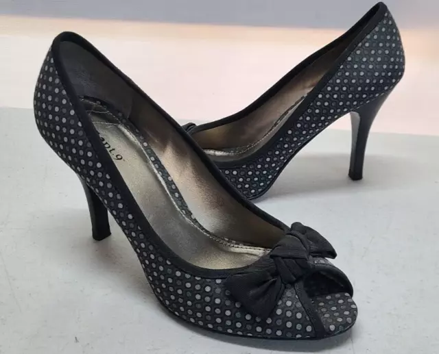 APT 9 Tressa  Womens Size 8 Heels Black Pumps Circles/Dots w Bow Peep Toe