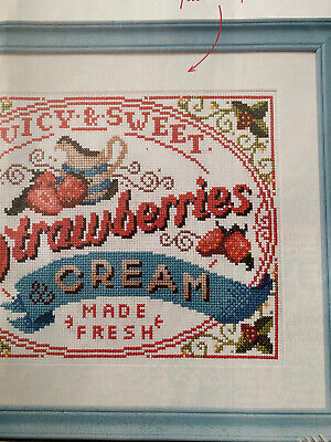 Gráfico de punto de cruz tipografía de alimentos vintage fresas y crema Emma Congdon