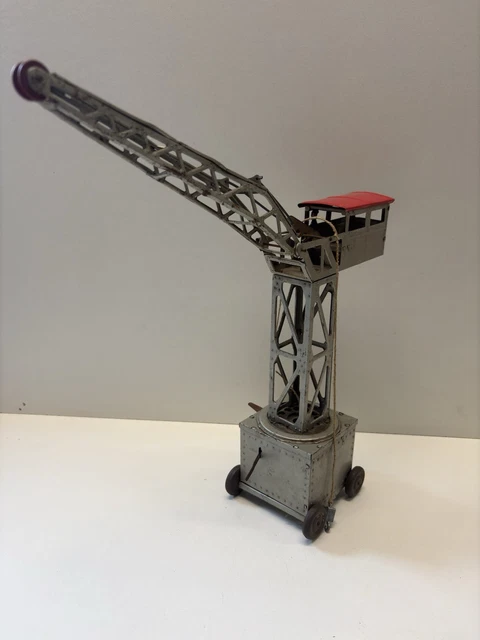 Restauration de jouets anciens: camions, grues, bateaux, véhicules