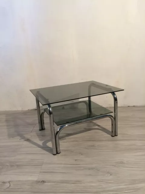 Tavolino da caffè in metallo cromato, piani in vetro fumé anni 70