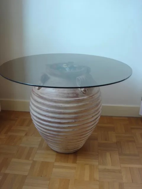 Belle petite table basse de séjour ronde, amphore avec plateau en verre épais,