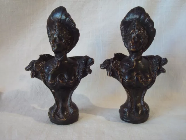 Paire de petits bustes en bronze (Femmes au chapeaux) vers 1900