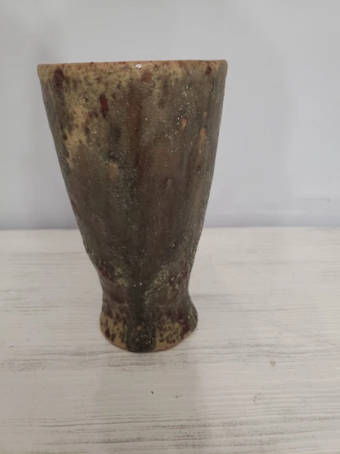 Mug en céramique blanche et jaune sur plaque en céramique blanche photo