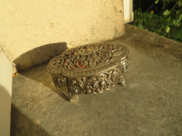 Boîte à Bijoux Vintage En Métal Argenté Avec Intérieur Velours Et Motif Fleur - Occasion
