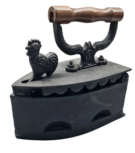 Fer à repasser ancien en fonte avec son manche en bois pour collection