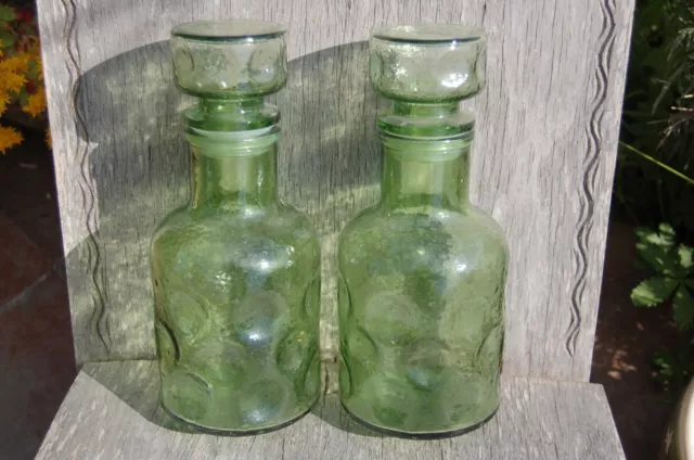 Lot de deux bouteilles en verre + bouchons en verre vintage - verte -bon état //