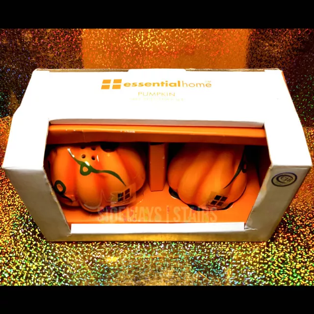 PUMPKIN SALT AND PEPPER SHAKER SET Halloween Thanksgiving gourd autumn fall RARE 2