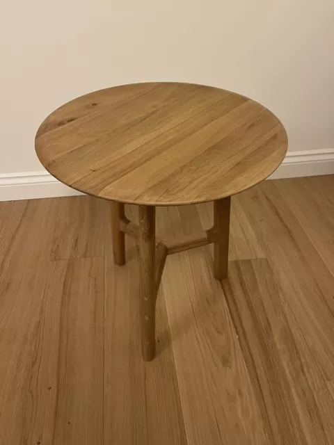 Beautiful wooden round side table in excellent condition