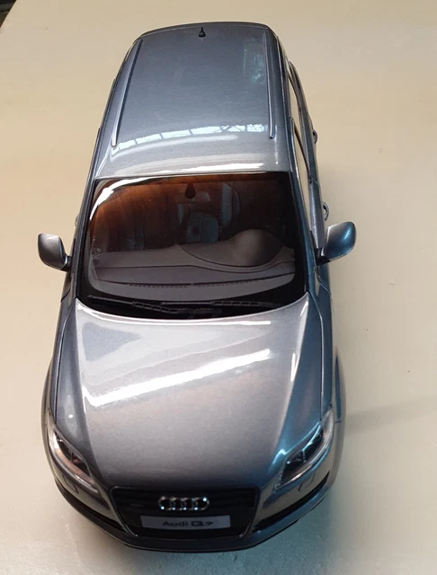 Triple9 1:18 Audi 100 C3 police Année de construction 1989 vert / blanc