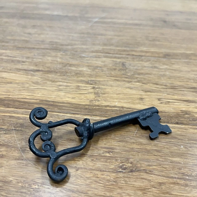 HAND FORGED 4" WROUGHT IRON BLACKSMITH Key Made in Spain Decor Dark Marked