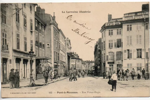 PONT A MOUSSON - Meurthe et Moselle - CPA 54 - la rue Victor Hugo - magasins