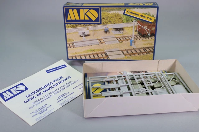 Maquette SAI 138 - Dépôt De Fuel Avia (citerne, Bureau) - HO 1/87 - Comme Neuf